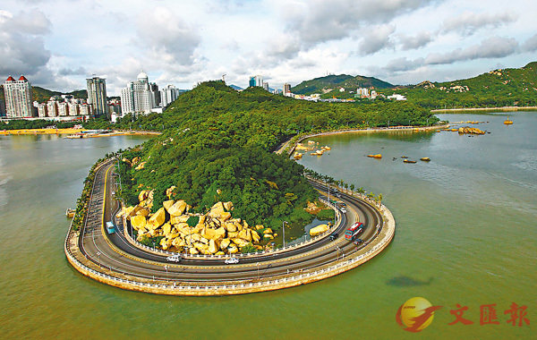 ■廣東沿海景觀公路的最大特色是「因水而生的美麗」。圖為擬連通的珠海知名的情侶路。香港文匯報記者方俊明 攝