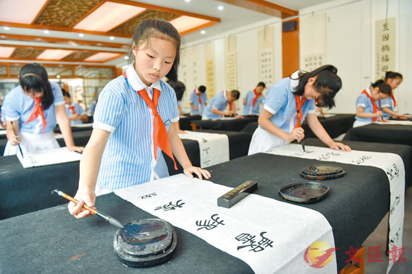 ����~�ӡA�֫جY�p�ǱN�ǲΤ�ƻP�ǮձоǬۿĦX�A���y�ǥͥH�Ѫk���Φ��Ѽg�ԷG�a���a�V�B�W��ĵ�y�A�b�ն餺�ǻ�����q�C�Ϭ��p�ǥͦb�Ѽg�W��ĵ�y�C �s�ت�