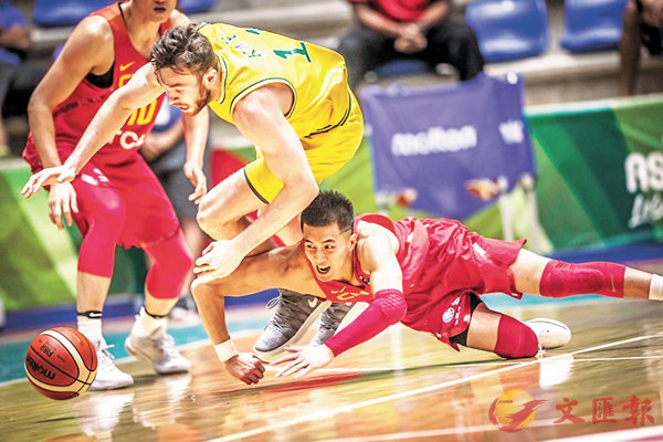 ■郭艾倫（右）拚盡與對手爭槍。 FIBA圖片