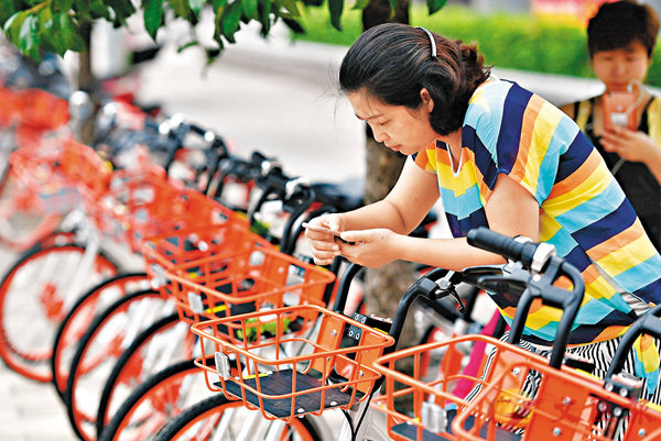 ■創新正在引領中國經濟新發展，中國的共享經濟走到了世界前列。圖為市民掃碼選擇共享單車出行。 資料圖片
