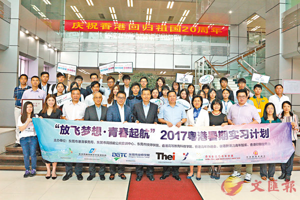 ��2017�f�䴻����߭p����25����������A��d��ͦb�W����ߡA��ì���סC�����׳��O�̱αӽ� ��