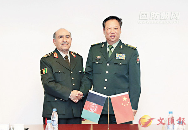 ■李作成(右)會見阿富汗國民軍總參謀長謝里夫。 網上圖片