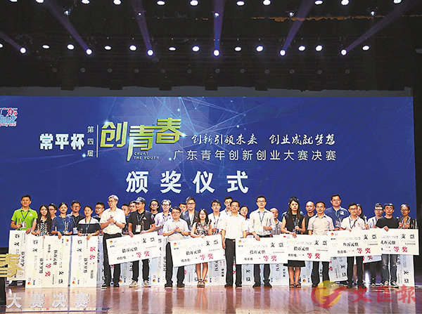 ������ζ��b�C���ɤ��i�ܦh�Ӽ����C�����׳��O�̱αӽ�  ��