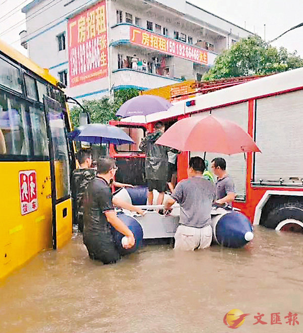 ■颱風「瑪娃」帶來的強降雨,昨日造成廣東多地街道水浸。圖為東莞校車因水位淹過發動機熄火,消防出動橡皮艇轉移學生。 網上圖片