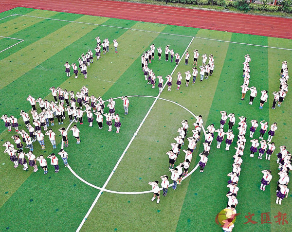 �w���٦X�Υ��ؤs���p�ǾǥͬQ��b�޳����X�N���u�ڷR�A�A�Ѯv�v���~�r�M�r���A�ﱵ�Y�N��Ӫ��Юv�`�C  ���� / �ϡG�s�ت�