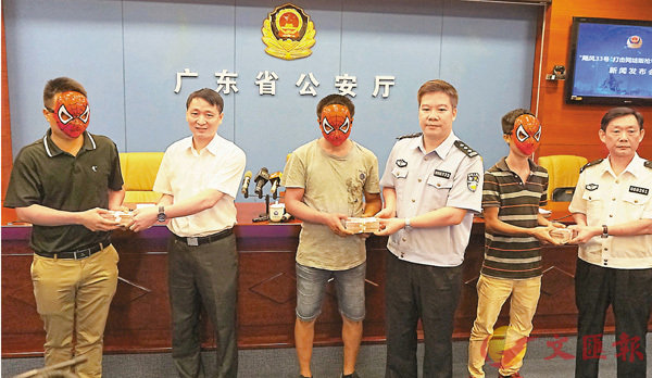 ■3名快遞人員因舉報有功獲得現金獎勵。香港文匯報記者敖敏輝 攝