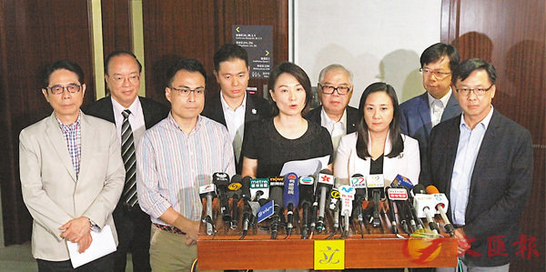 ■民建聯主席、立法會議員李慧�k昨日與多名建制派議員見傳媒。香港文匯報記者曾慶威 攝