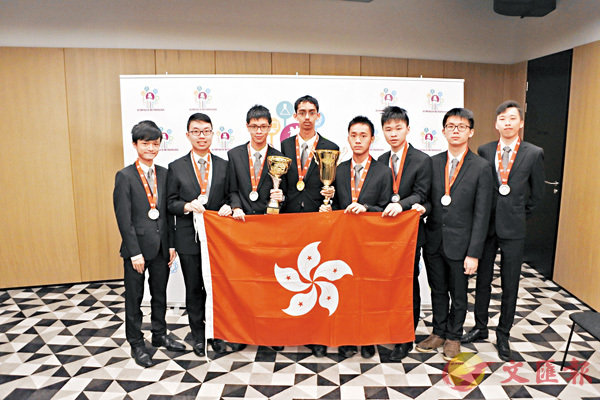■香港代表隊展示獎牌及獎盃。
