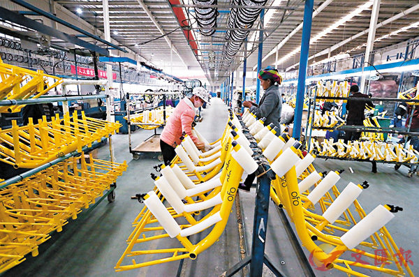 ■天津市一家自行車生產企業，工人在包裝共享單車車架。 資料圖片