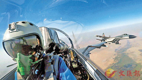 ■中巴空軍聯合展開進攻性對地攻擊訓練，中方飛行員駕駛戰機奔向目標空域實施攻擊。 新華社