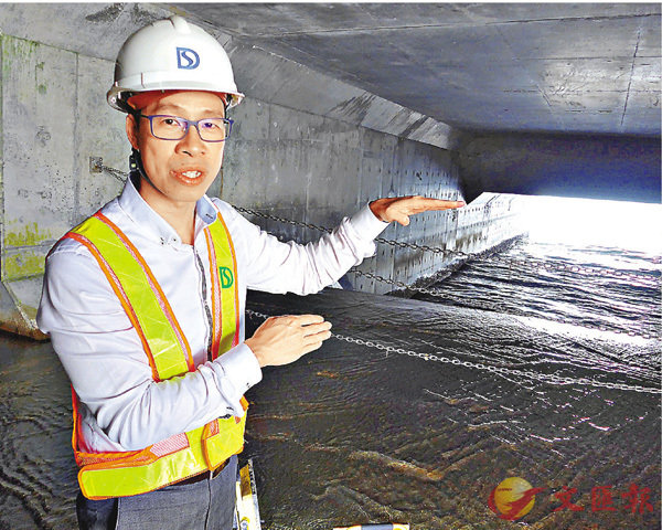■鄭保源稱，港島西雨水排放隧道採用反井建造法。香港文匯報記者岑志剛  攝