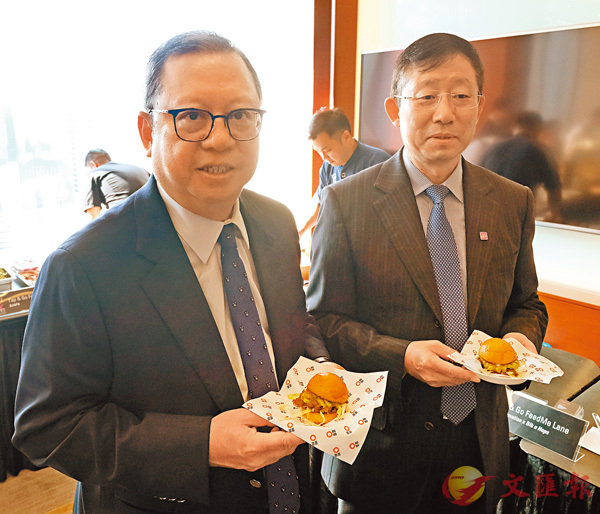 ■林建岳(左)表示,今年新增了由Robert Parker嚴選的佳釀。 香港文匯報記者梁祖彝 攝