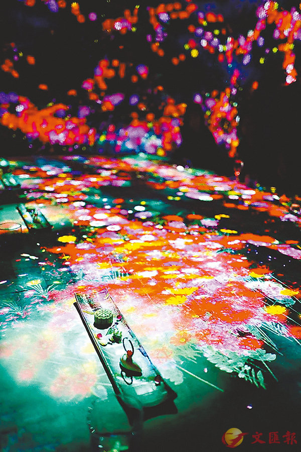 ���u��R�L�HArt by teamLab�v�\�U�H�ƽX�v�����N�����챵�����B�۵M�M���ӡC ���W�Ϥ�