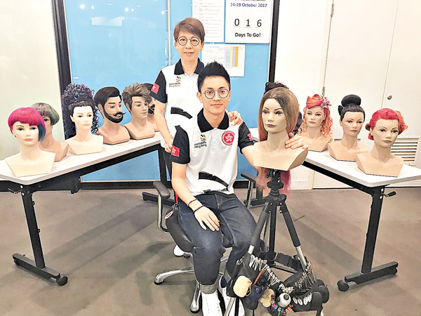 ■李駿翹（右）即將代表香港出戰世界技能大賽的美髮項目。左為張正媯。香港文匯報記者黎忞  攝