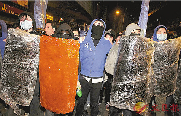 ■梁天琦（左）與黃台仰（中戴眼鏡者）當晚於暴動現場。 資料圖片