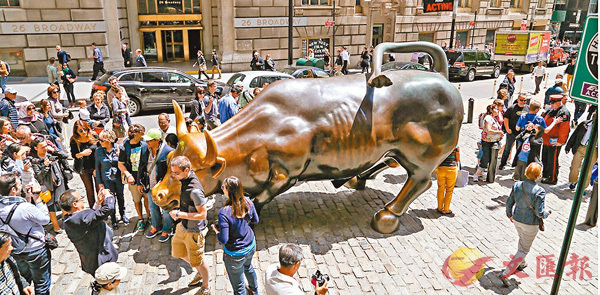 ���q����y�V�ӬݡA�j�q�����J���������A�䤤�Ũ饫�����Ȥw�����C