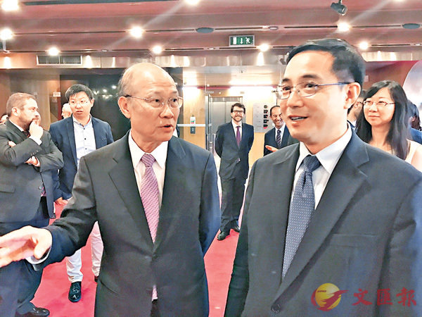 ■蘇樹輝向中國駐葡萄牙大使蔡潤先生介紹書法展。