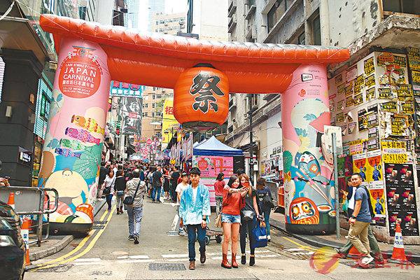 ■「蘭桂坊嘉年華2017」街頭活動一連兩天舉行，首次以日本為主題。香港文匯報記者莫雪芝  攝