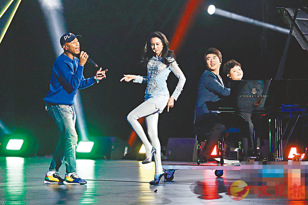 �����彫(��)������(�k)�MPharrell(��)�i�椤�譵�֦X�@�C