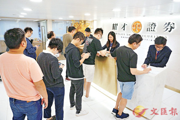 ���˰T����\�嶰�ΥO�h����Ӫ��w�d�Ӯi�B�u���z�v�A�åX�{�������Ҩ��ƶ��}��{�ʪ��[�H�����C��ƹϤ�