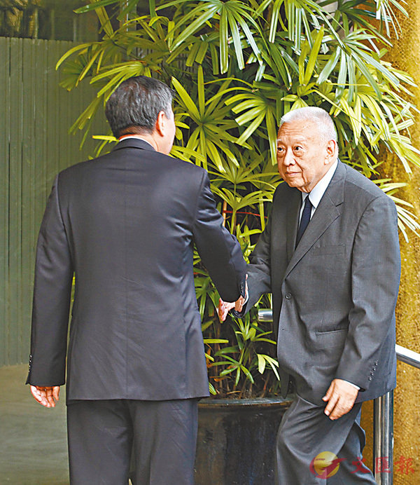 ■李寶安在殯儀館門口迎接全國政協副主席董建華。 曾慶威 攝