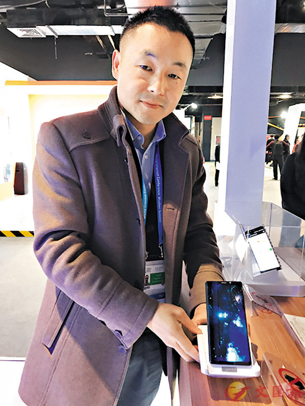 �����H�դu�@�H���i�ܬX�ʫ̦b����W���ĪG�C