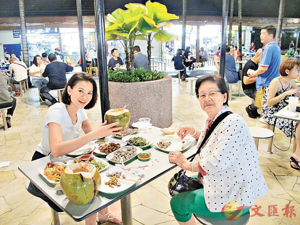■黎燕珊(左)與母親在新加坡大排檔品嚐地道美食。