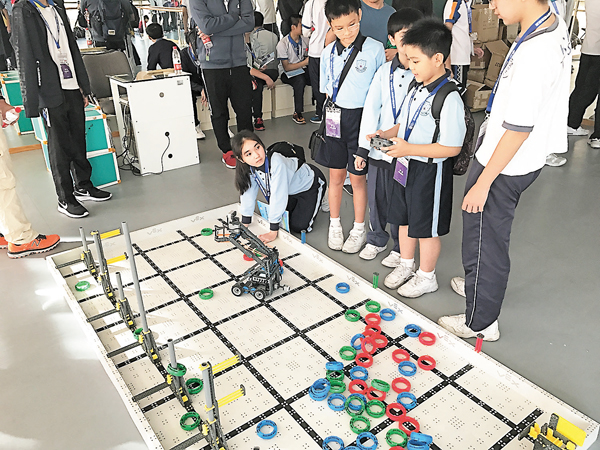 ����ͰѻP VEX IQ����H�u�{�D���ɡC�����׳��O�̫Ӹ�  ��