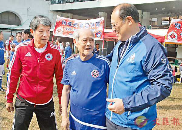 ■體院主席林大輝(右)出席南華元老足球隊40周年會慶。 香港文匯報記者潘志南 攝
