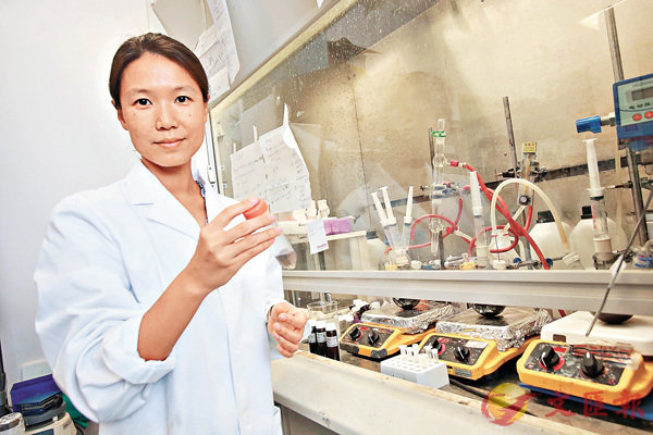 ■李泉及其團隊研究出納米載藥系統，更有效殺死病變細胞。 香港文匯報記者彭子文 攝