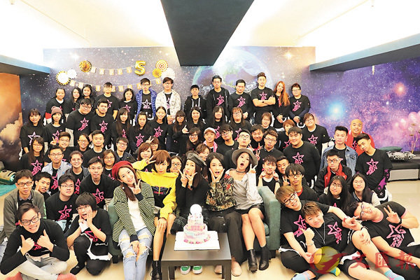 ��Super Girls �q�g�|���ߤ��P�~�A�q�g�ƨ����k���C