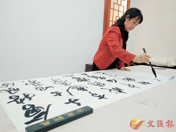 �����Ǧb�e�n�٤��p�Ч@�C     �����׳��O�̱����R  ��