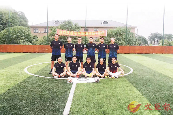 ���R�n�𨬲y�������]�e�ƥk�G�^�A�b���F���F�@��y�͡C   ���X�̴���