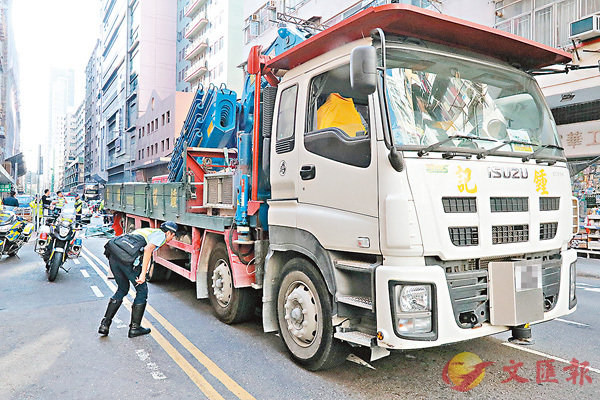 老婦疑捐車罅 遭吊臂車輾斃