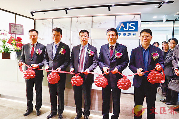 ���w���Ҩ�D�u�ݦ�F�`�������]���^�X�u�}�~�����C�����׳��O�̱i���@  ��