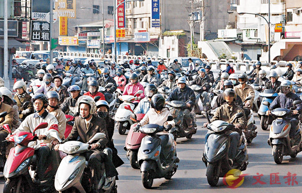 ���x�W��2,300�h�U�H�f�A�o�֦���1,400�U���q�樮�A�O�@�ɹq�樮�K�׳̰����a�ϡC ���W�Ϥ�