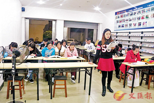■趙紅仙在姐告國門書社圓了自己自小就有的教師夢。