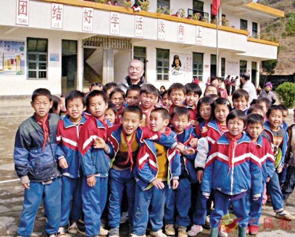 ■鄧澤棠與希望小學的孩子們在一起。張丹丹供圖