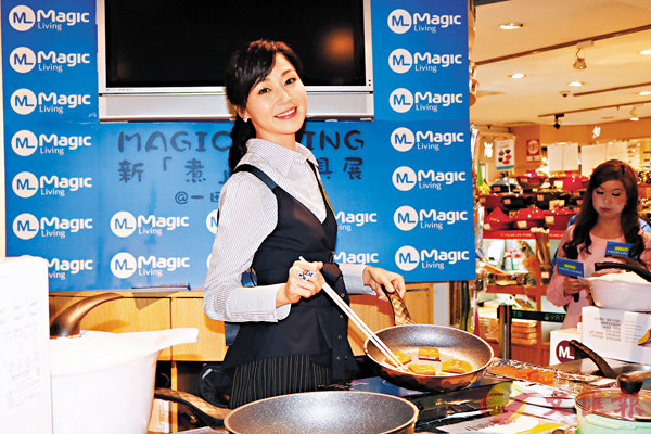 ���U����