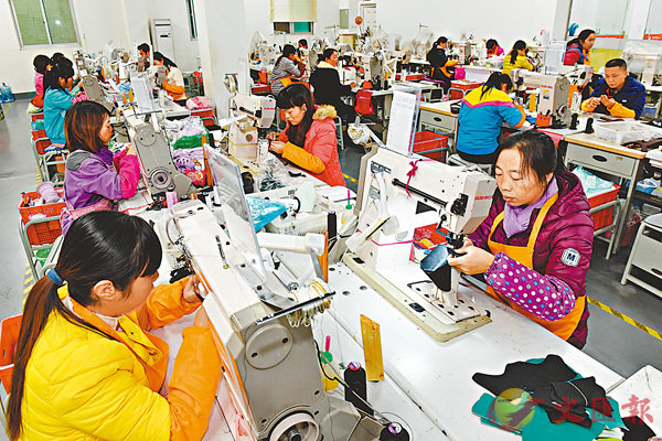 ■根據國家統計局初步核算,去年中國工業增加值總量達到了28萬億元人民幣。圖為福建莆田一間體育用品工廠正在進行生產。 資料圖片