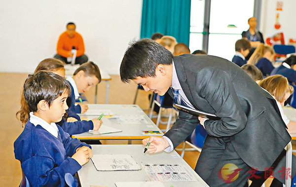 �����Юv�����O�H�r�}��¾�~�A�T�ߧ@����a��¾�H�����k�ߦa��C�Ϭ�����ƾǦѮv�b�^��i��оǥ�y�C��ƹϤ�