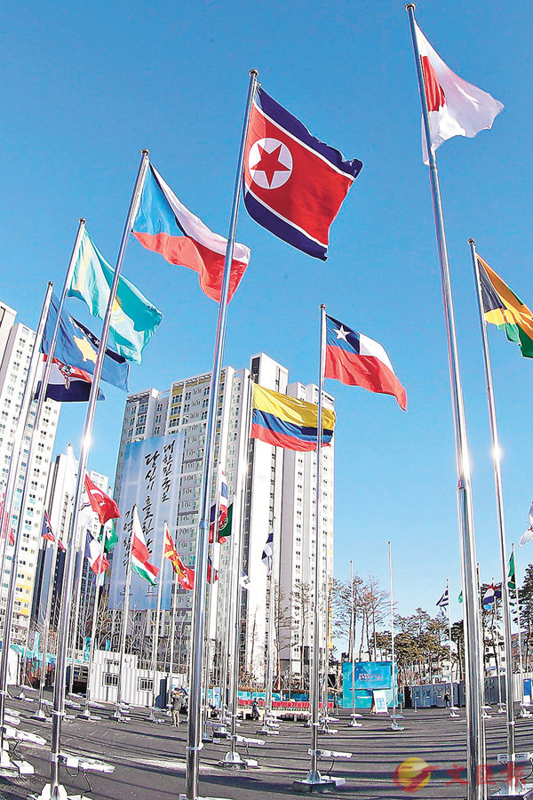 朝鲜国旗在选手村升起.法新社