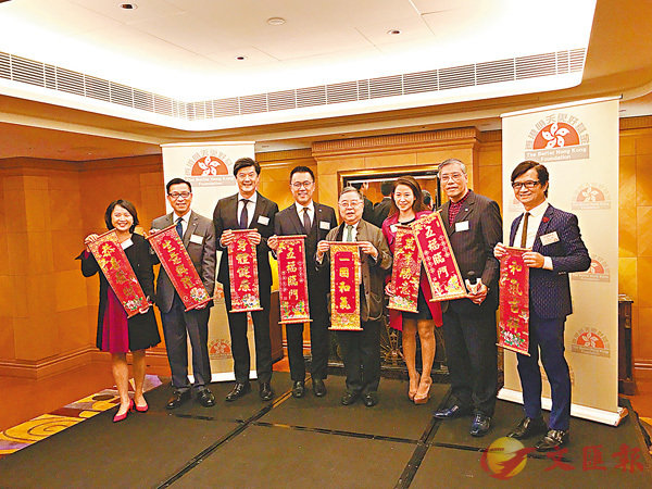 ■李遠康(右一)、胡珠(右二)等分享餐飲市道。香港文匯報記者 馮健文 攝