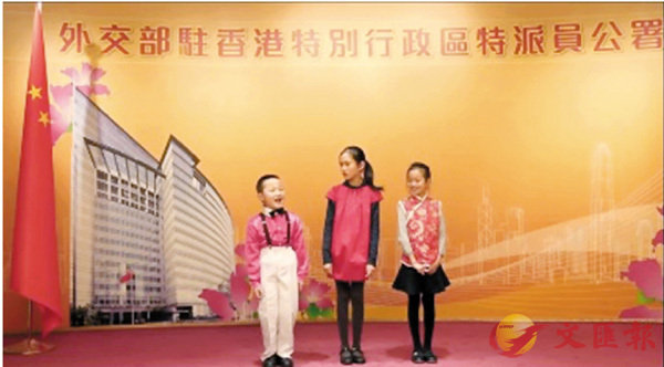 ■外交部駐港特派員公署特別製作視頻片段，回顧了公署與香港「一起攜手走過的日子」，並祝願香港同胞新春快樂。 短片截圖