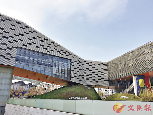 ���U�줤�ߥѬ���ؿv�j�vSteven Holl�]�p�C