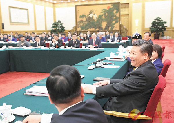 �� �ߪ񥭦b�ѥ[���X�j�N���μfĳ�ɱj�աA�n�����ʸg�ٰ���q�o�i�A�����i��h����C�s�ت�