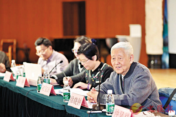 ■中國戲劇教育家徐曉鍾（右一）出席話劇《蘇東坡》之專家研討會。
