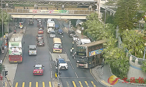 ■巴士(箭嘴)沿斜路一直溜後,車尾撞中屋苑外牆及花槽。