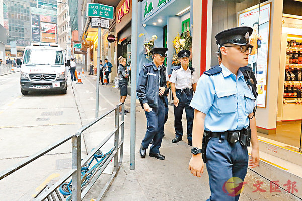 ■警察在附近調查。香港文匯報記者劉友光  攝
