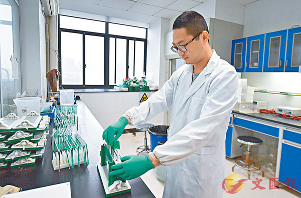 ���m��סn���X�쥻�@�������A�Φ��@��㦳��ڼv�T�O���лx�ʬ�㦨�G�C�Ϭ���������b�i�����C ��ƹϤ�